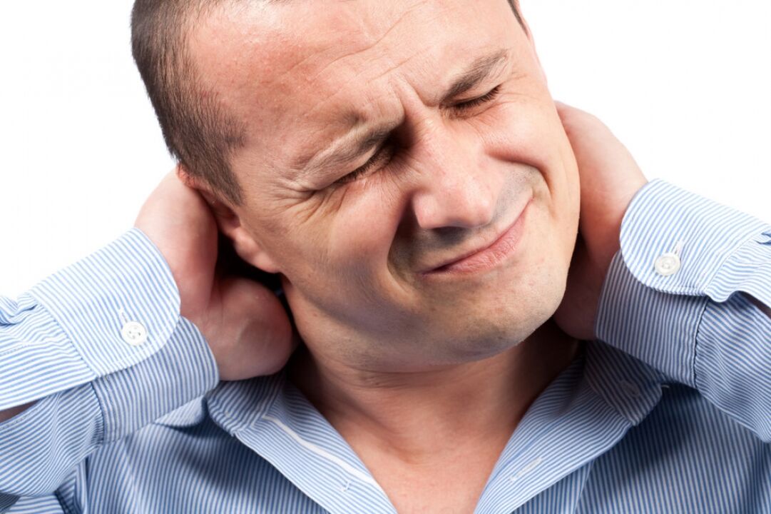 osteokondrozlu bir erkekte boyun ağrısı
